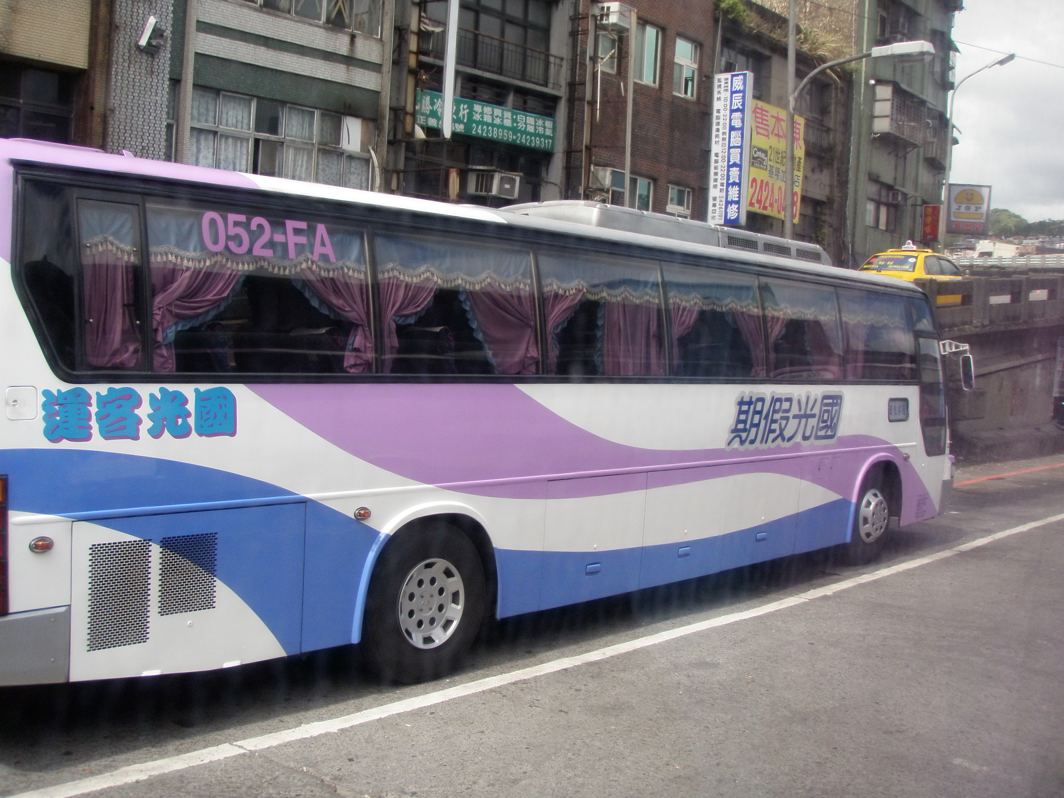 Exterior of bus from Keelung to Taipei